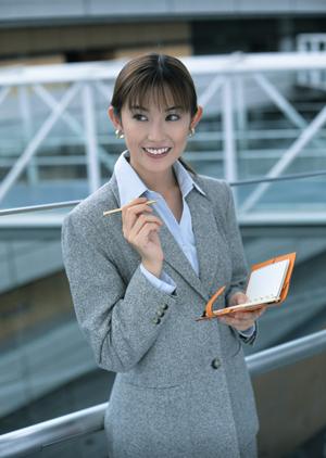 シンプルで大人のレディースファッション