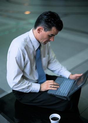 ビジネスで定番のスラックスが安い